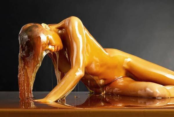 Βίντεο: Γυμνά σώματα «παγιδευμένα» στο μέλι μετατρέπονται σε υπέροχα έργα τέχνης