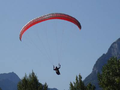 Ο Ευκλής πετά με αλεξίπτωτο πλαγιάς