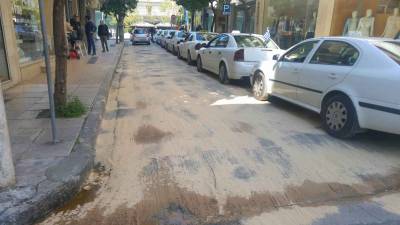 Κίνδυνος από λάδια στο οδόστρωμα στο κέντρο της Καλαμάτας