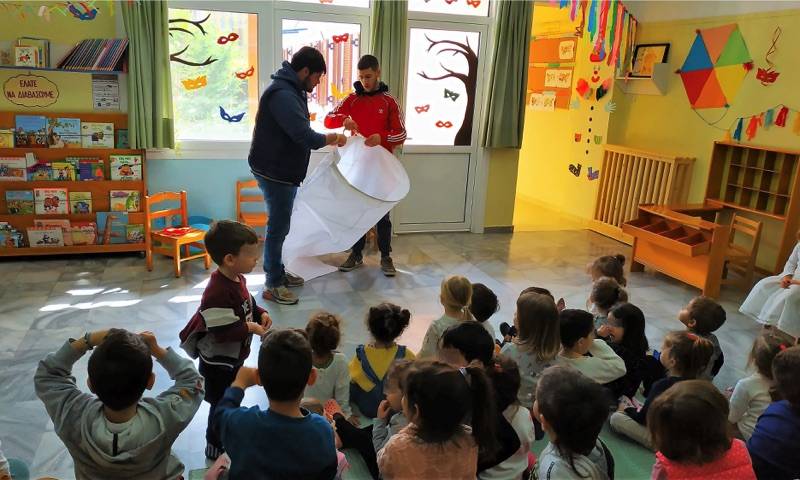 Κατασκευή αερόστατου από παιδιά του “Παπαδοπούλειου”