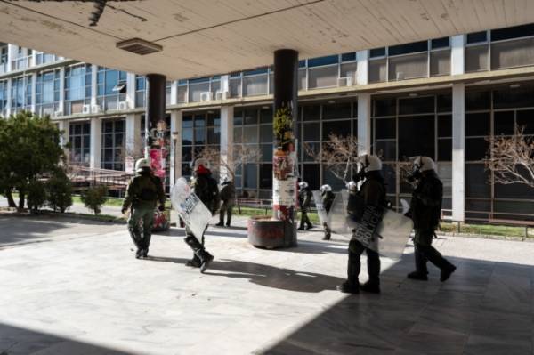 Θεσσαλονίκη: Επέμβαση των ΜΑΤ στη Νομική Σχολή του ΑΠΘ (βίντεο)