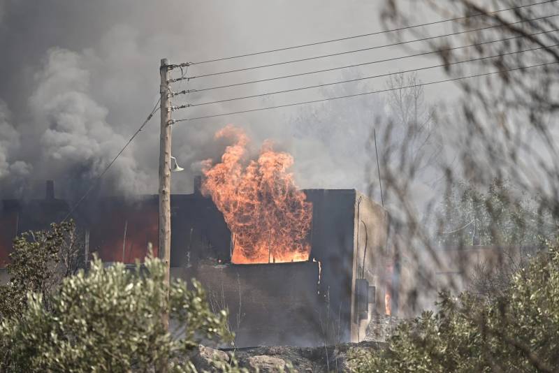 Από κολόνα του ΔΕΔΔΗΕ φέρεται να ξεκίνησε η φωτιά στον Κουβαρά (βίντεο)