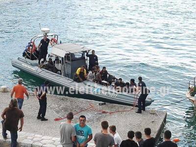 Θαλαμηγός με 35 μετανάστες στο Γερολιμένα (βίντεο-φωτογραφίες)