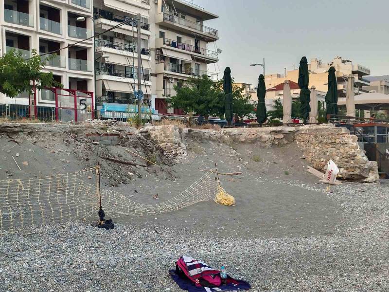 Παραμένει εγκαταλελειμμένος...