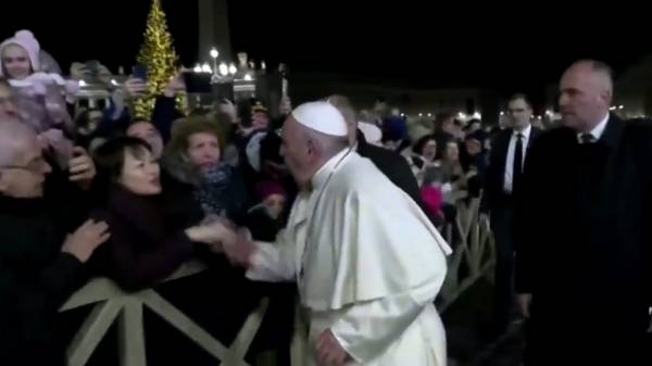 Έξαλλος ο Πάπας Φραγκίσκος από πιστή που παραλίγο να τον «γκρεμίσει» (Βίντεο)