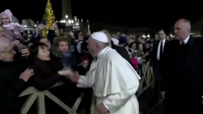 Έξαλλος ο Πάπας Φραγκίσκος από πιστή που παραλίγο να τον «γκρεμίσει» (Βίντεο)
