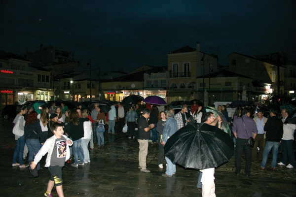 &quot;Αγανακτισμένοι&quot; και υπό βροχή