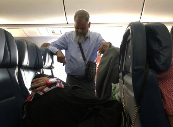 Viral: Άνδρας στάθηκε 6 ώρες όρθιος σε αεροπλάνο για να απλωθεί η γυναίκα του