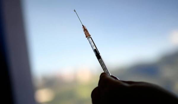 Βουλγαρία: Μοιράζει χρήμα στους συνταξιούχους προκειμένου να εμβολιαστούν