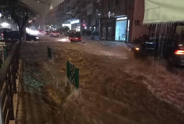 Πλημμύρες και εγκλωβισμοί από την πολύωρη βροχόπτωση στη Θεσσαλονίκη
