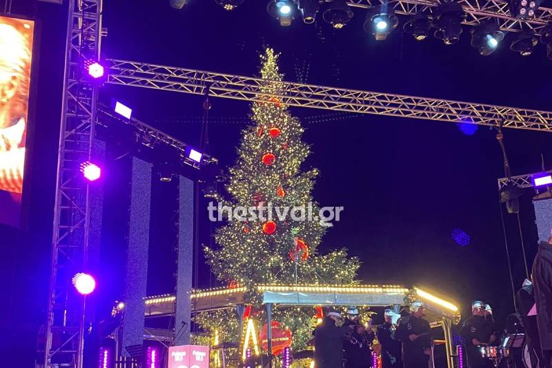 Θεσσαλονίκη: Φωταγωγήθηκε το Χριστουγεννιάτικο έλατο στην πλατεία Αριστοτέλους