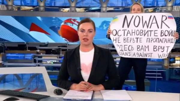 Ρωσία: Πρόστιμο 250 ευρώ στη δημοσιογράφο με το πλακάτ στο δελτίο ειδήσεων (βίντεο)