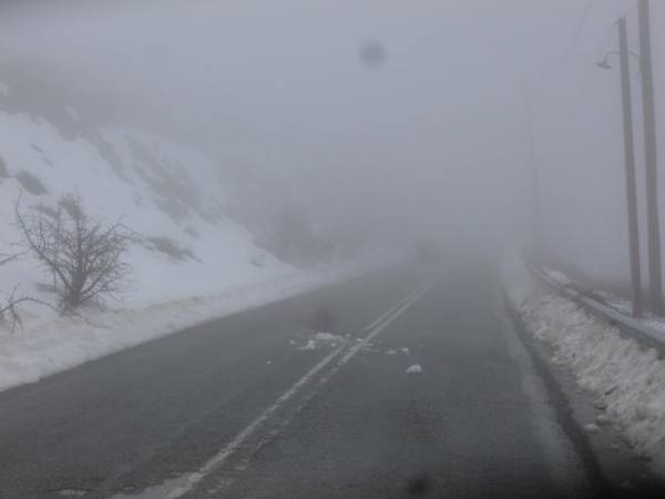 Πυκνή χιονόπτωση στον Ταΰγετο - Εγκλωβισμένα ΙΧ και λεωφορείο στην ΕΟ Καλαμάτας - Σπάρτης