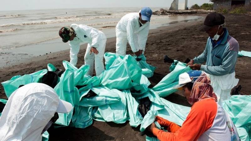 Δεκάδες χιλιάδες Ινδονήσιοι στις παραλίες για να μαζέψουν τα σκουπίδια
