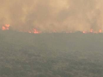 Πάνω από 200 στρέμματα έχει κάψει η φωτιά στη χωματερή της Πύλου