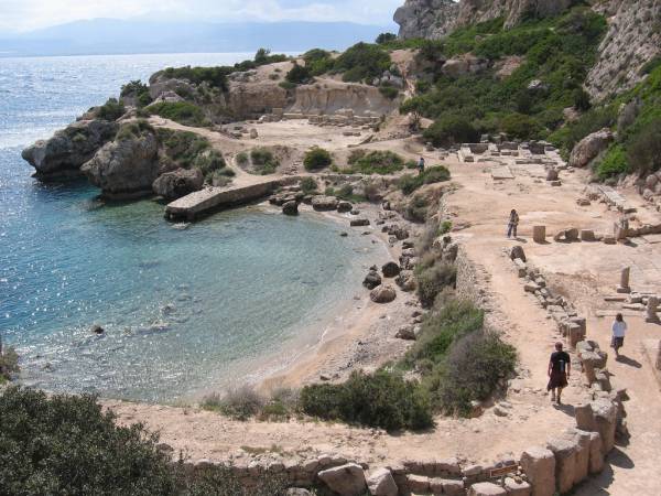 Η μοναδική παραλία μέσα σε αρχαιολογικό χώρο στην Ελλάδα βρίσκεται στην Πελοπόννησο