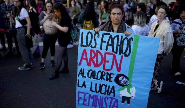 Αργεντινή: Χιλιάδες γυναίκες διαδήλωσαν κατά των πολιτικών της ακροδεξιάς