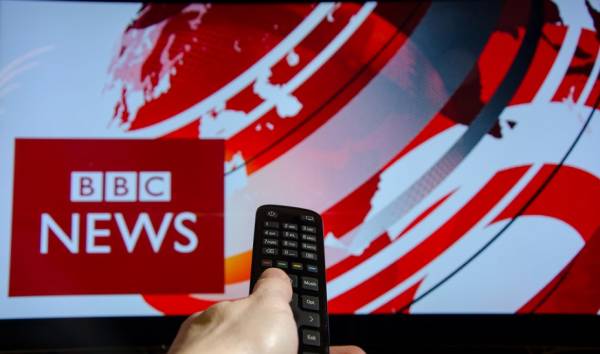 Βρετανία: Η κυβέρνηση παγώνει τη χρηματοδότηση του BBC για τα επόμενα δύο χρόνια