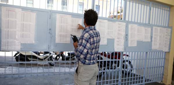Πανελλήνιες: Με SMS θα μάθουν οι υποψήφιοι βαθμολογία και σχολή που πέρασαν