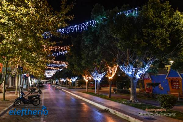 Καλαμάτα: Ο Χριστουγεννιάτικος διάκοσμος άναψε, το lockdown τον «σβήνει» (Φωτογραφίες)