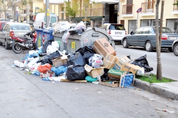 Αλλοθι ψάχνει ξανά ο Νίκας για τα σκουπίδια - και τα βουνά γύρω από τους κάδους ψηλώνουν