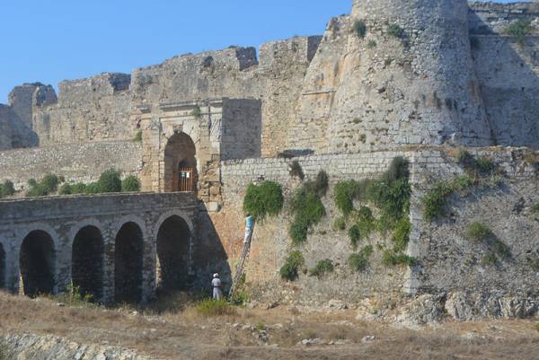 Καθαρίστηκαν τα τείχη του Κάστρου της Μεθώνης 