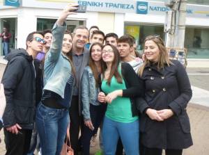 Selfie με μαθητές έβγαλε ο Σαμαράς στην Καλαμάτα