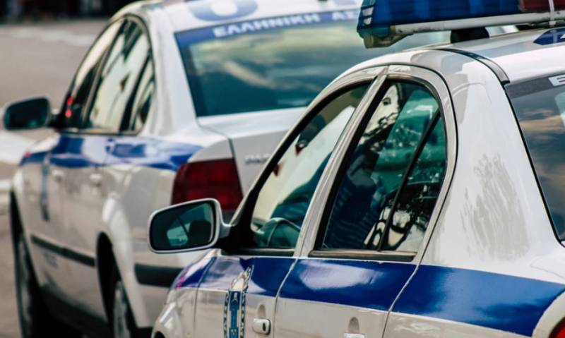 Θεσσαλονίκη: Πέταξε πυροσβεστήρες σε περιπολικό για να μην συλληφθεί