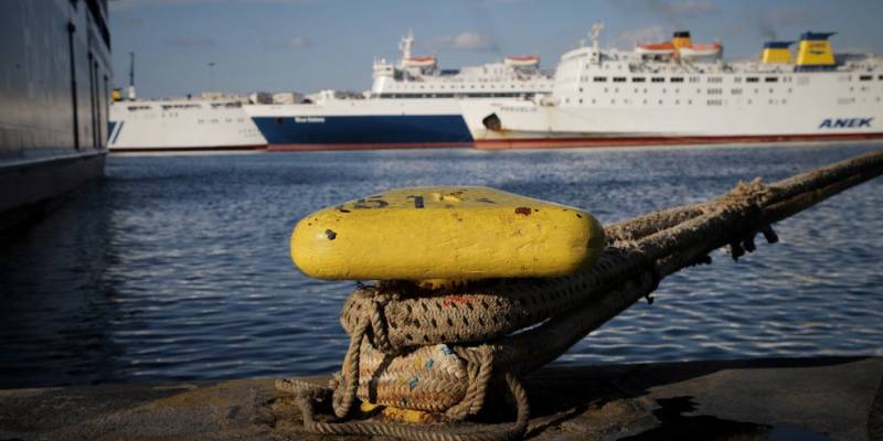 Δένουν κάβους από αύριο, για 48 ώρες, τα πλοία στα λιμάνια