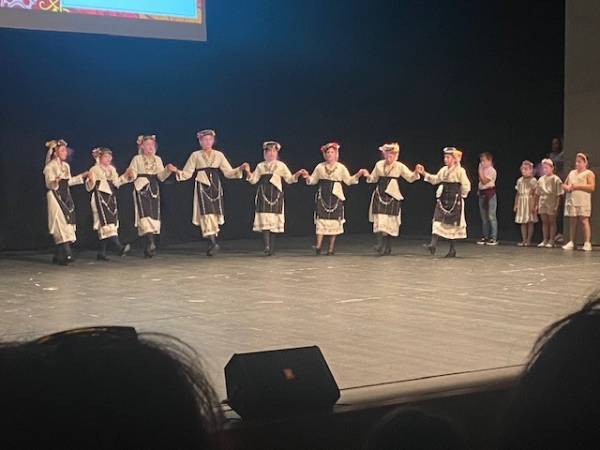Συγκινητική συμμετοχή στο Φεστιβάλ Παραδοσιακών Χορών Δημοτικών Σχολείων