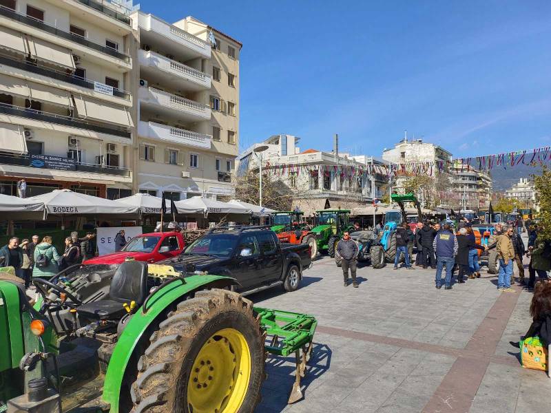 Καλαμάτα: Διαμαρτυρία αγροτών με τρακτέρ στην κεντρική πλατεία  (βίντεο-φωτογραφίες)