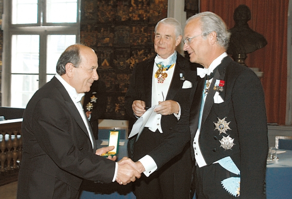 Ο Φρίξος Παπαδόπουλος παραλαμβάνει το 2007 από το βασιλιά της Σουηδίας Κάρολο XVI Γουσταύο το χρυσό μετάλλιο ως ο καλύτερος επιχειρηματίας της χώρας