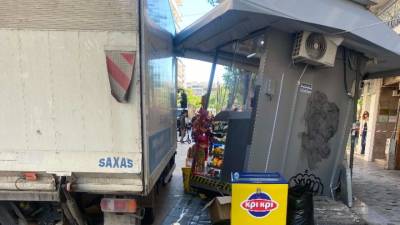 Φορτηγό έπεσε πάνω σε περίπτερο στον πεζόδρομο της Αγ. Σοφίας