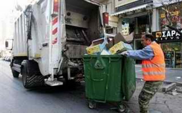 Αμάζευτα τα σκουπίδια στο Δήμο Τριφυλίας γιατί δεν έχει χρήματα να βάλει πετρέλαιο στα απορριμματοφόρα