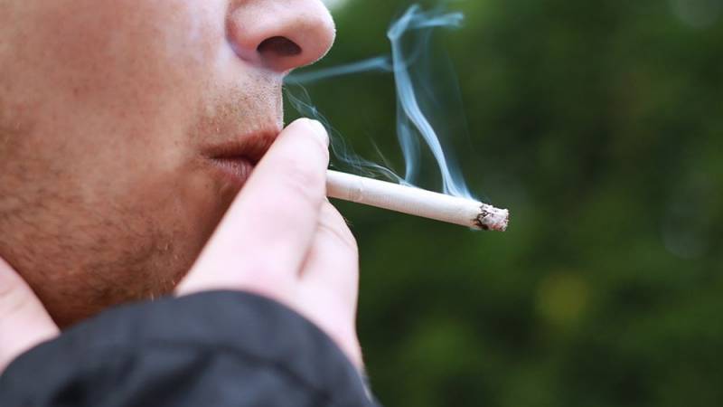 Έρευνα: Το κάπνισμα παίζει ρόλο στους θανάτους νέων ασθενών με Covid-19