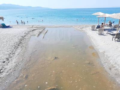 Νερά έχουν λιμνάσει σε ρέματα και αγωγούς στην Ανατολική Παραλία