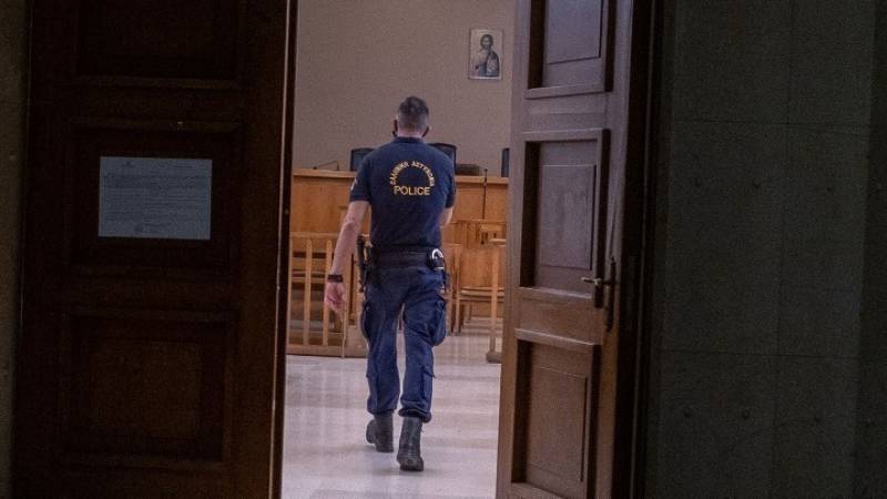 Στο αυτόφωρο 40χρονος ιερέας για ενδοοικογενειακό επεισόδιο που κατήγγειλε η 17χρονη κόρη του