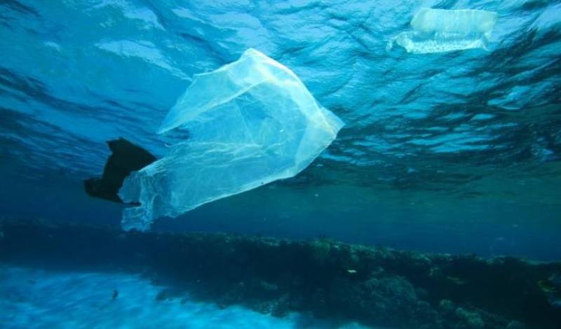 Ιάπωνες επιστήμονες δημιούργησαν πλαστικό που διαλύεται εντός ωρών στη θάλασσα