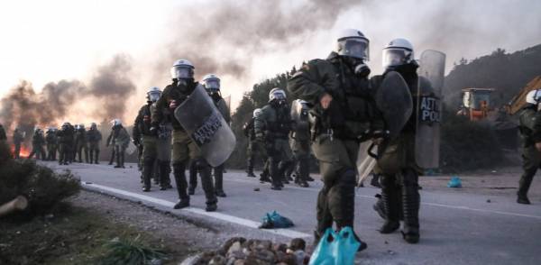«Πόλεμος» σε Λέσβο και Χίο: Σκηνές πρωτόγνωρες με ΜΑΤ εναντίον κατοίκων