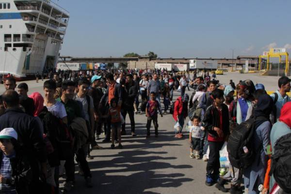 5.000 πρόσφυγες αποβιβάστηκαν το πρωί στο λιμάνι του Πειραιά