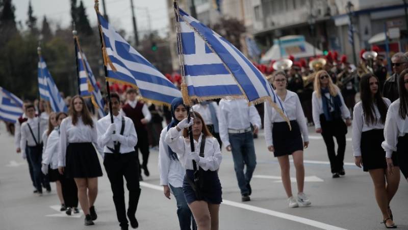 Με το λάβαρο της Επανάστασης και με υπερηφάνεια η μαθητική παρέλαση της Αθήνας