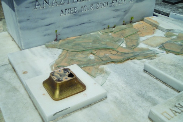 Βέβηλοι κλέβουν καντήλια από τους τάφους στο Πλατύ 