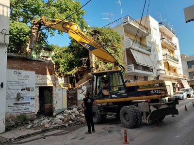 Καλαμάτα: Κατεδαφίζεται επικίνδυνο κτήριο στην οδό Φαρών (βίντεο)