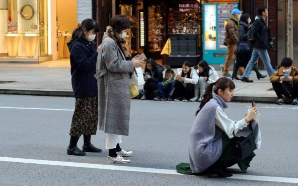 Ιαπωνία: Πόλη απαγορεύει στους πεζούς να μιλούν στα κινητά - Θα σταματούν στην άκρη για να απαντήσουν