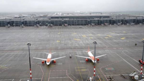 EasyJet: Aκυρώνει πτήσεις στη Βρετανία - Εκτοξεύτηκε ο αριθμός των εργαζομένων της με κορονοϊό