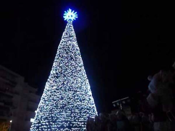 Φωταγωγείται το χριστουγεννιάτικο δέντρο στην Καλαμάτα