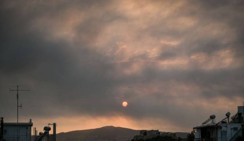 Φωτιά στη Βαρυμπόμπη: Αποπνικτική η ατμόσφαιρα στην Αττική