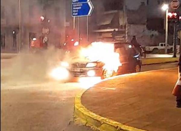 Καλαμάτα: Αυτοκίνητο τυλίχθηκε στις φλόγες εν κινήσει (βίντεο)