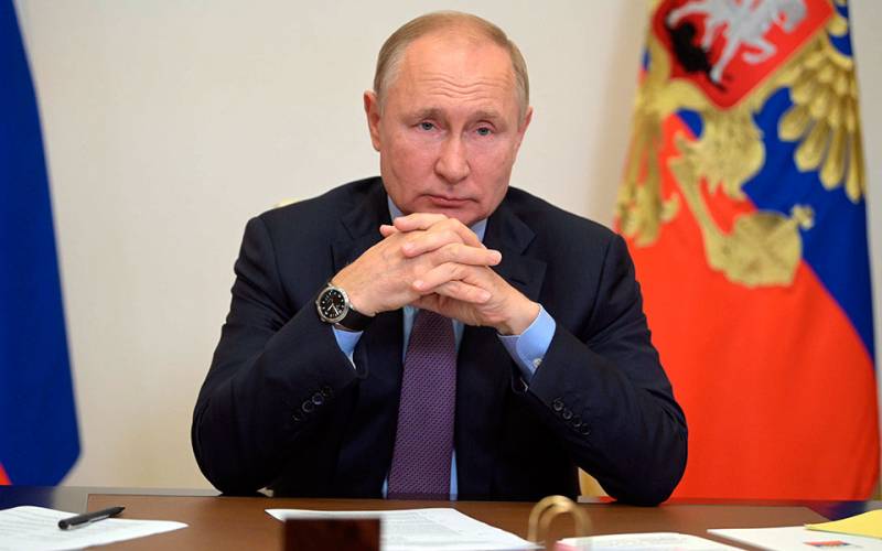 Ο Πούτιν ανακοίνωσε πως «δεκάδες» στο περιβάλλον του νοσούν και πως ο ίδιος θα παραμείνει σε απομόνωση «για λίγες ημέρες»