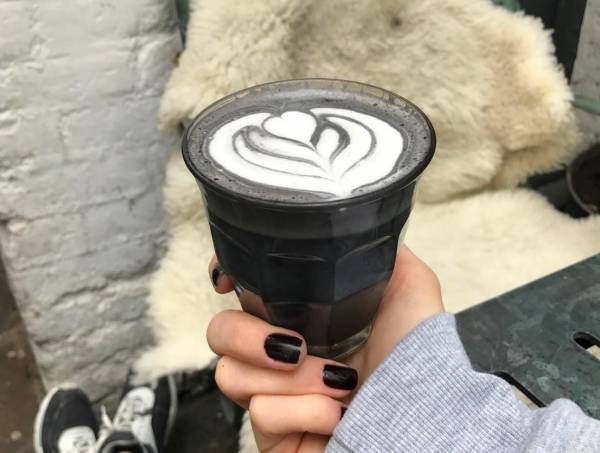 Goth latte: Η νέα μόδα στον καφέ